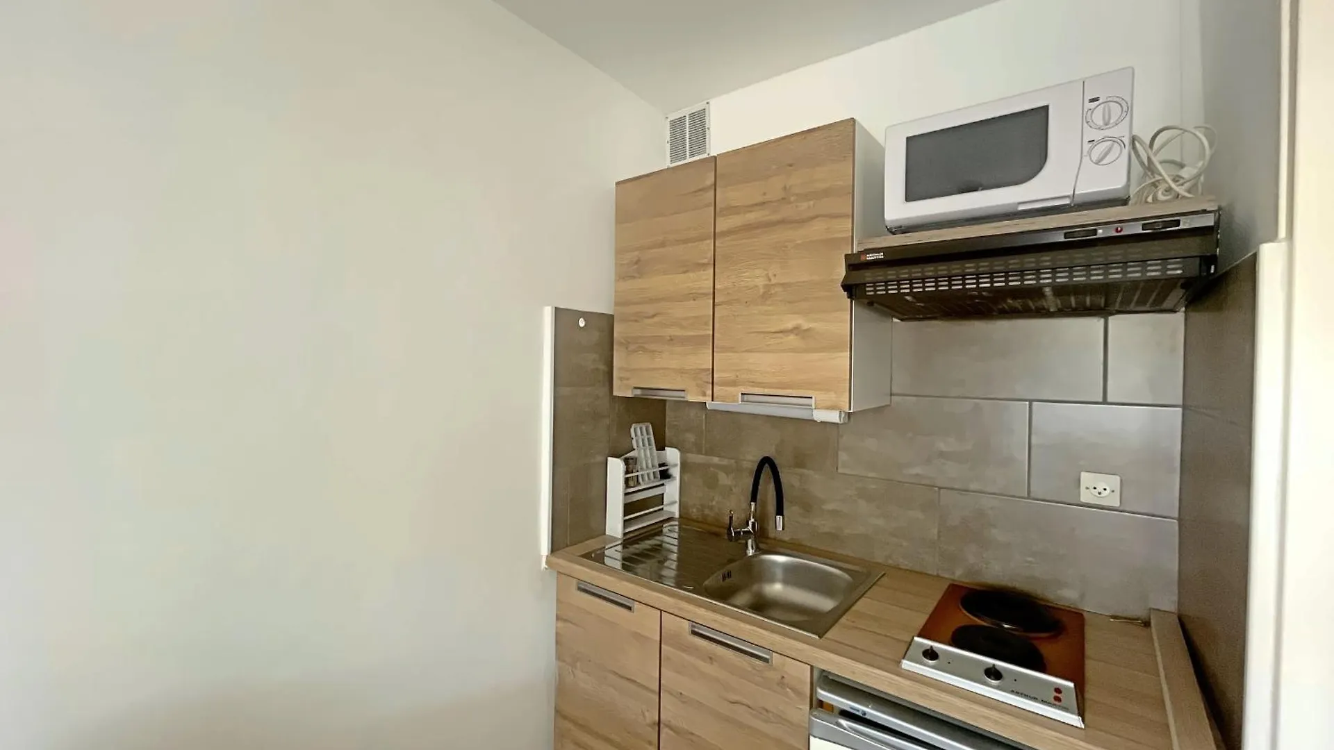 Apartment Appartement 4 Pers Avec Cour Sud Aux Saintes-Maries-De-La-Mer - Fr-1-475-179